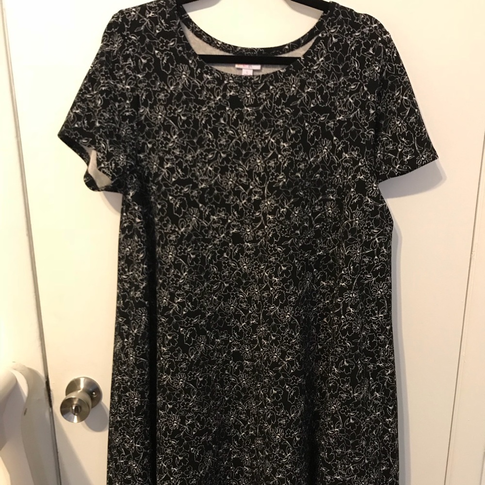 LuLaRoe Noir & Blanc size L Carly!!! BNMT